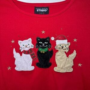 054. 3 Christmas Cats Red Top with bells